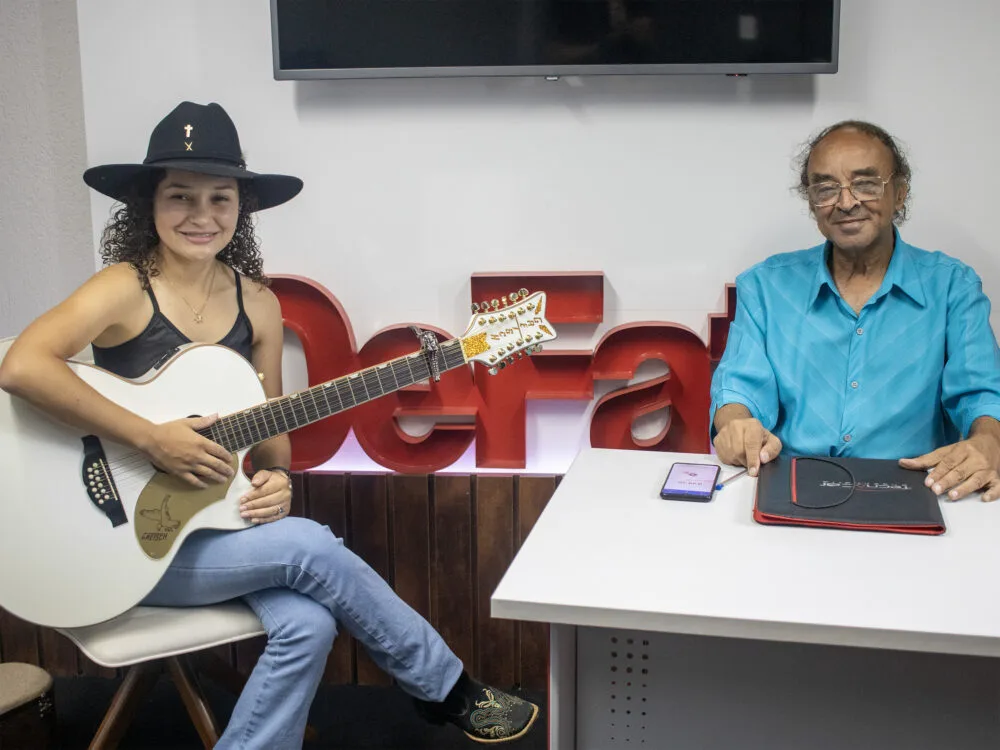 Imagem: A cantora Rebeca Kennye encanta na DeFato