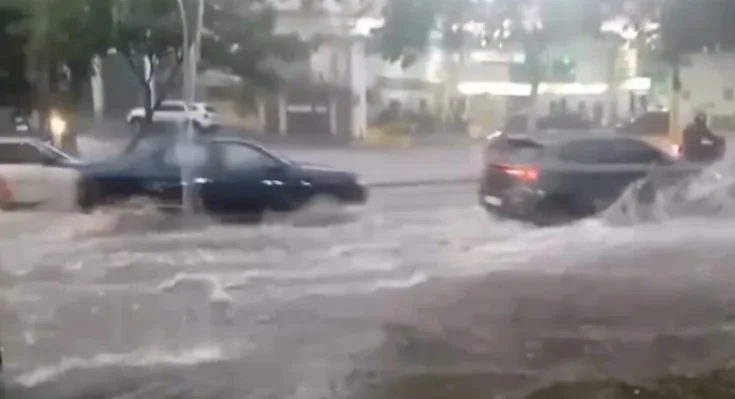 Temporal em Belo Horizonte: chuva intensa alaga vias e provoca transtornos