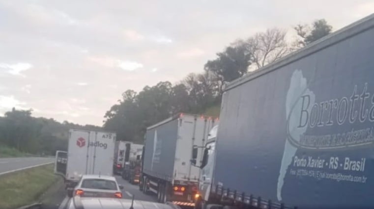 BR-381: colisão entre carretas bloqueia rodovia Fernão Dias, em Perdões