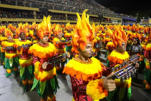 Milton Nascimento é homenageado pela Portela; veja como foi o último dia do desfile das escolas de samba