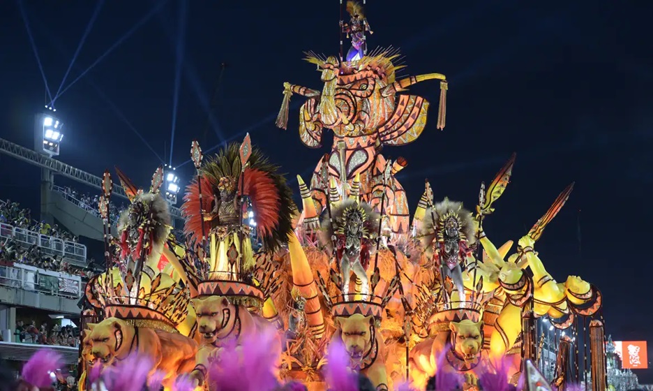 Água, fogo e fumaça marcam 1º dia de desfiles das escolas de samba do grupo especial