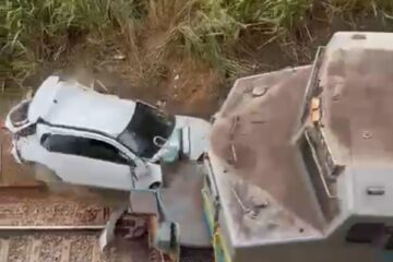 BR-381: carro cai em linha férrea e é arrastado por trem da Vale em Nova Era