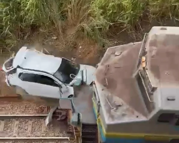 BR-381: carro cai em linha férrea e é arrastado por trem da Vale em Nova Era