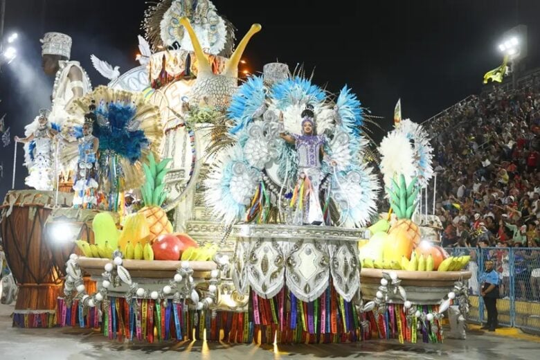 Ancestralidade domina a segunda noite de desfiles no Sambódromo do Rio de Janeiro