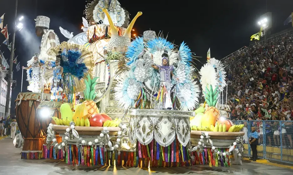 Ancestralidade domina a segunda noite de desfiles no Sambódromo do Rio de Janeiro