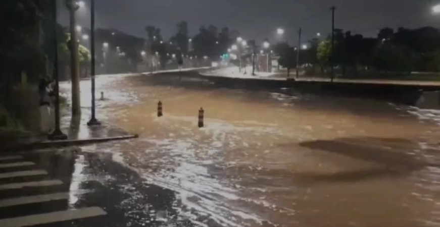 Chuva intensa atinge Contagem e Belo Horizonte na noite desta segunda-feira; avenida Teresa Cristina é bloqueada