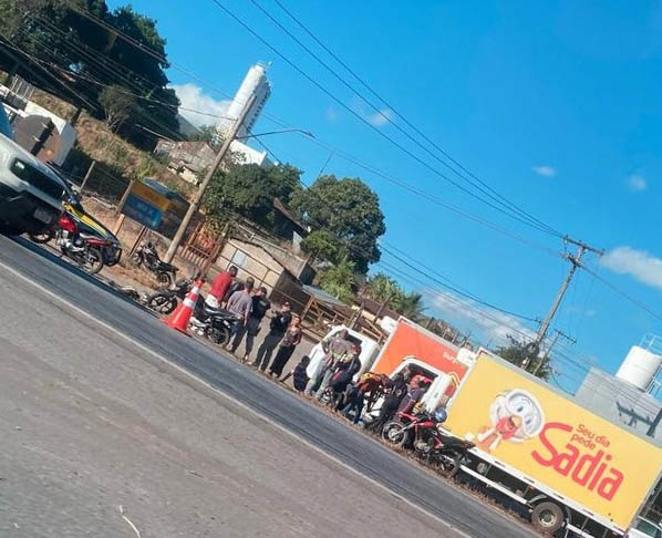 Colisão entre caminhão e moto deixa dois feridos e causa congestionamento na BR-040