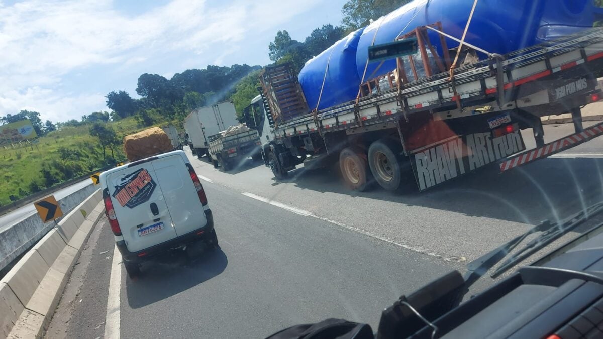 BR-381: acidente entre carreta e micro-ônibus interdita trecho da Fernão Dias e causa congestionamento