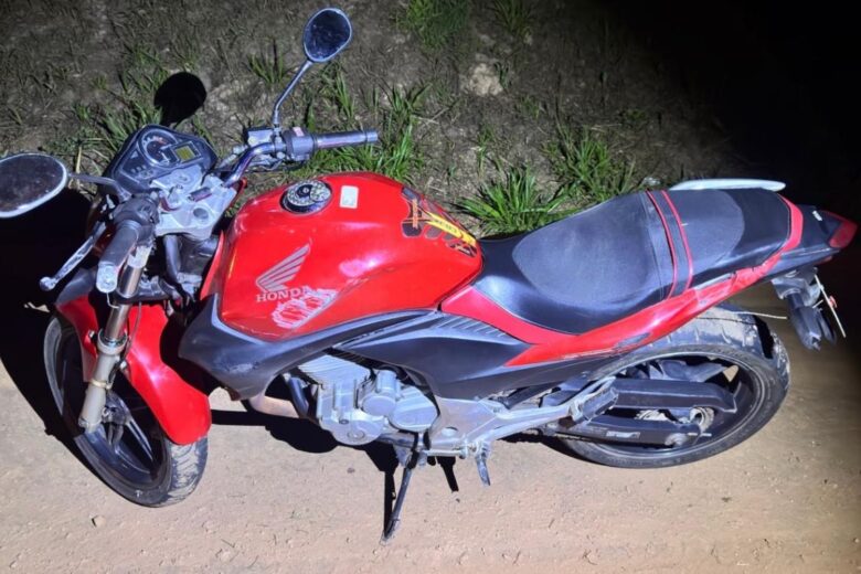 Motociclista sofre acidente após colidir com galho na pista em Itabira