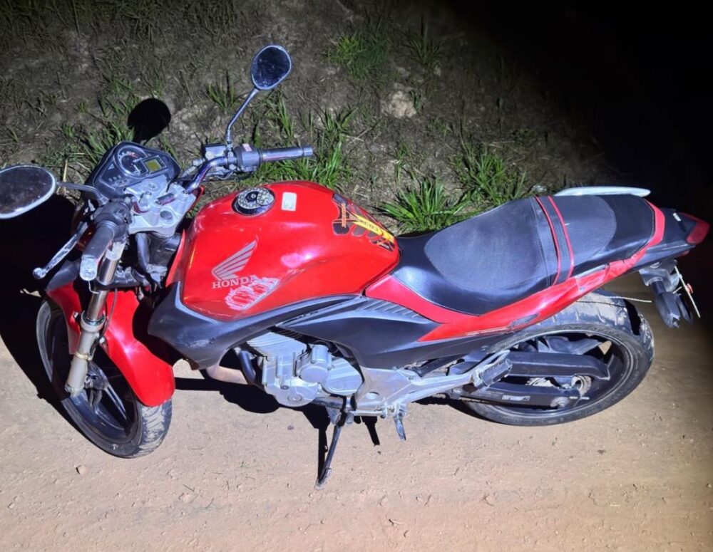 Motociclista sofre acidente após colidir com galho na pista em Itabira
