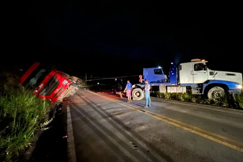 Destombamento de carreta interdita dois sentidos da pista na estrada do Forninho