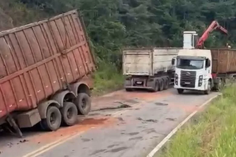 Destombamento de carreta segue interditando os dois sentidos da estrada do Forninho nesta sexta-feira