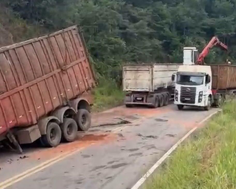 Destombamento de carreta segue interditando os dois sentidos da estrada do Forninho nesta sexta-feira