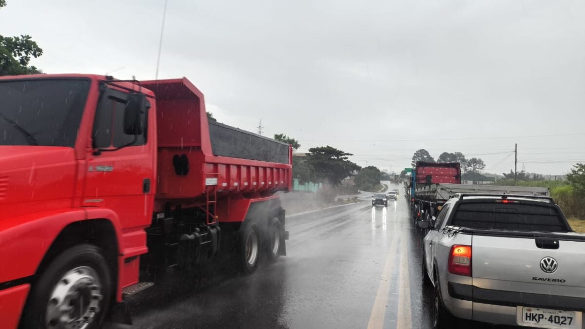 Obras de infraestrutura e chuva complicam o trânsito na BR-381 nesta sexta-feira