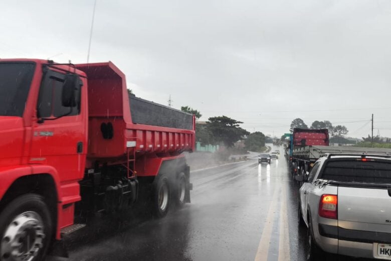 Obras de infraestrutura e chuva complicam o trânsito na BR-381 nesta sexta-feira