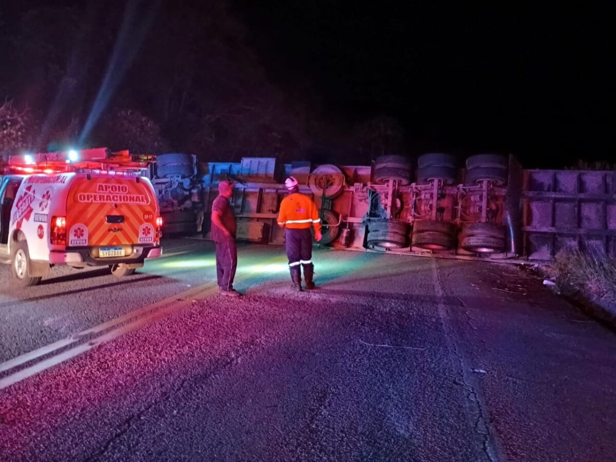 Tombamento de carreta interdita totalmente a BR-381 em Nova Era