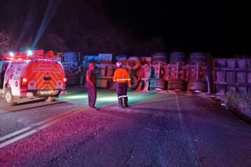 Tombamento de carreta interdita totalmente a BR-381 em Nova Era