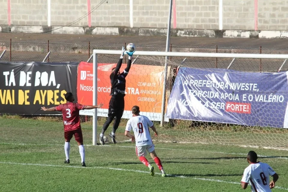 Valério anuncia oficialmente retorno do goleiro Glaycon Rian