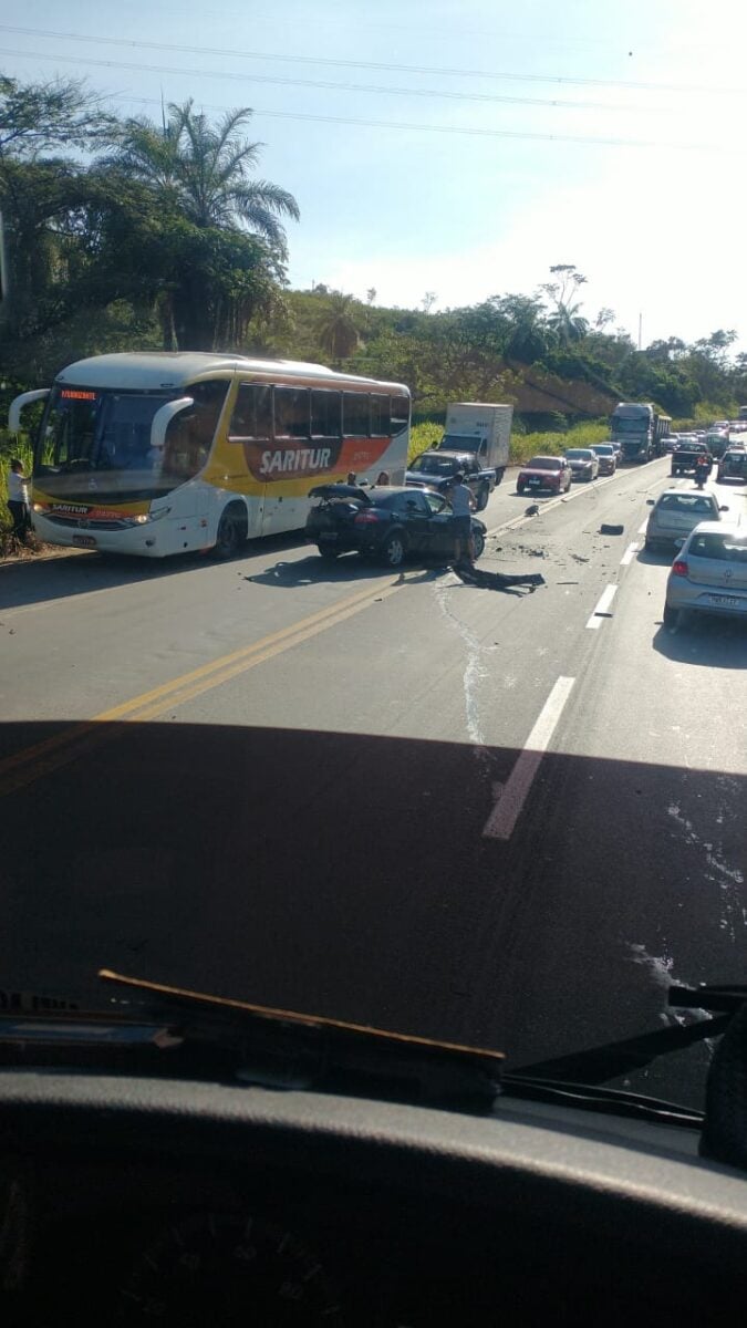 BR-381: Colisão entre carros deixa uma pessoa presa ás ferragens