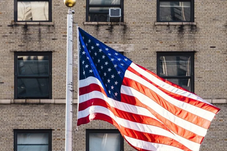 Americanos temem recessão e cortam gastos em meio a dificuldades financeiras