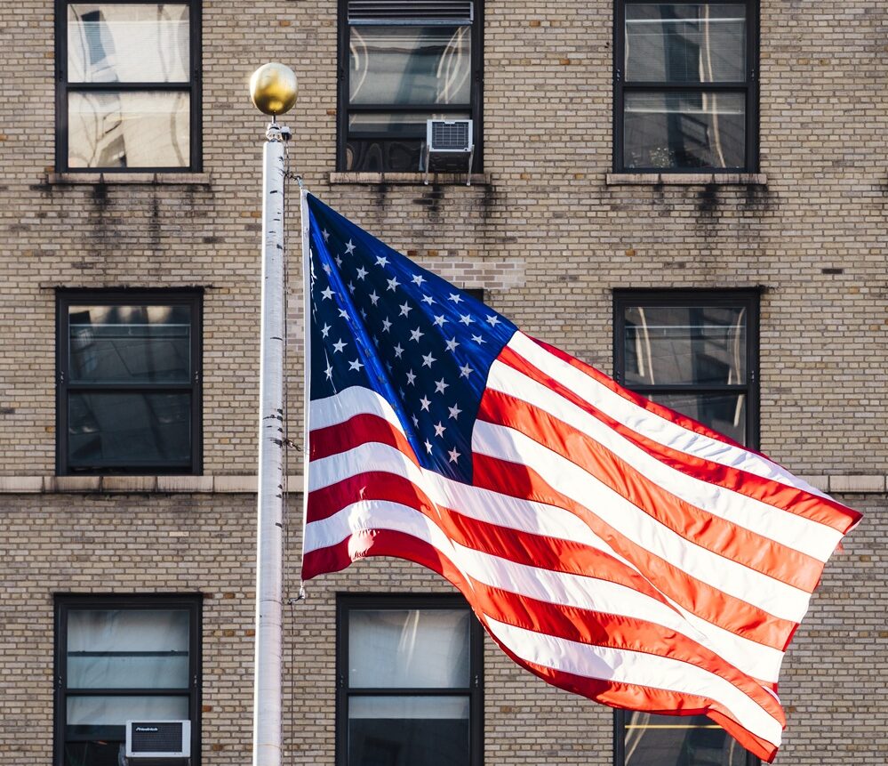 Americanos temem recessão e cortam gastos em meio a dificuldades financeiras