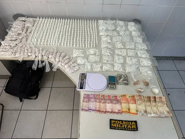 Polícia apreende mais de 3 mil pinos de cocaína e pedras de crack em operação na Grande BH