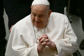 Papa pode aparecer neste domingo para saudação aos fiéis, diz Vaticano