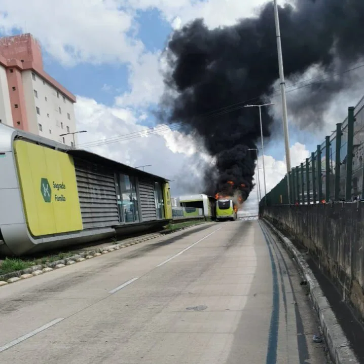 Ônibus pega fogo em avenida movimentada de BH e mobiliza bombeiros