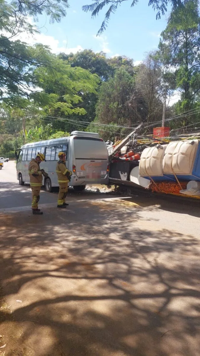 Colisão entre caminhão e ônibus deixa dois mortos em Santo Antônio do Leite, distrito de Ouro Preto