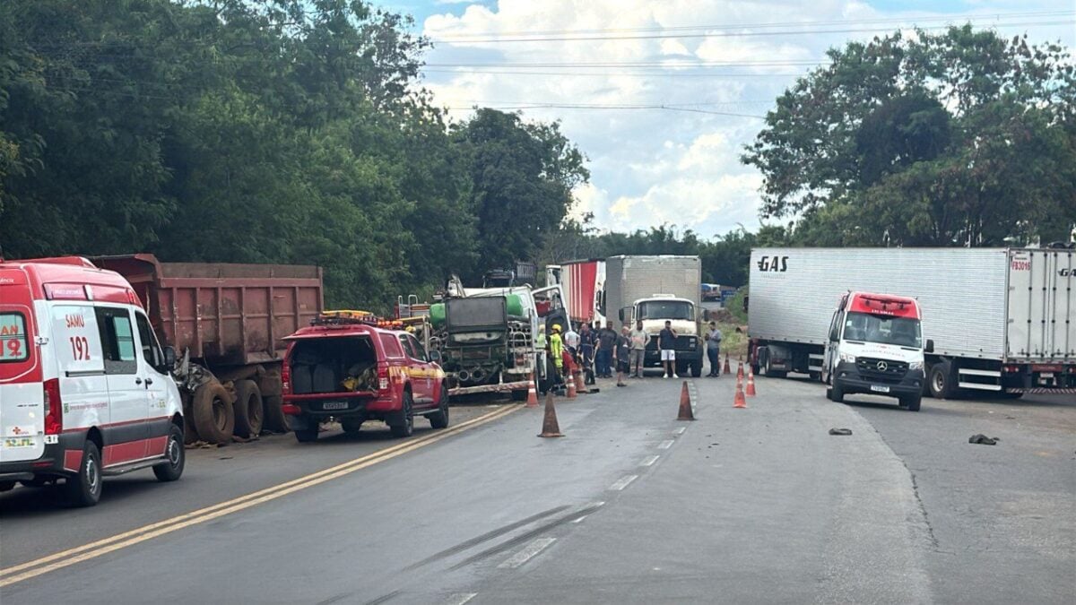 Colisão entre caminhões na BR-381 deixa motorista em estado grave e causa congestionamento