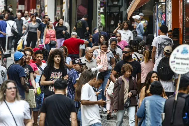 Renda de pessoas negras equivale a 58% da de brancas, mostra estudo