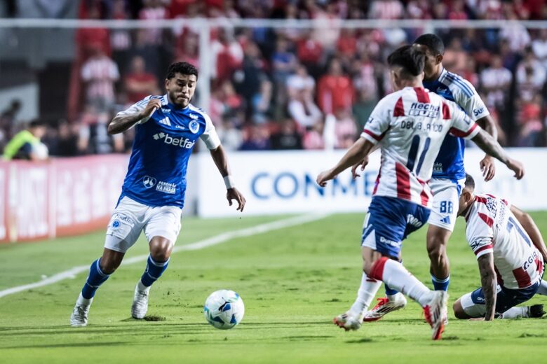 Cruzeiro tropeça na estreia da Sul-Americana e cai com gol nos acréscimos contra Unión Santa Fe