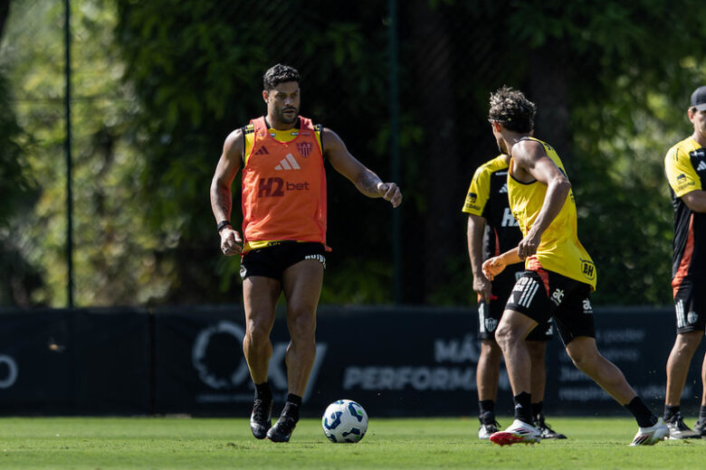 Pressionados por vitória, Santos e Atlético se enfrentam na Vila Belmiro; Rádio Caraça transmite a partida Pressionados por vitória, Santos e Atlético se enfrentam na Vila Belmiro; Rádio Caraça transmite a partida