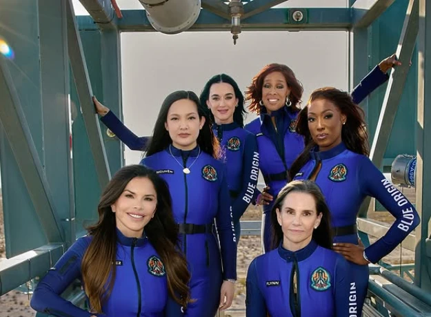 Katy Perry faz viagem de 10 minutos ao espaço com voo 100% feminino