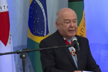 Prefeito de Ouro Preto cutuca Zema sutilmente durante entrega da Medalha da Inconfidência