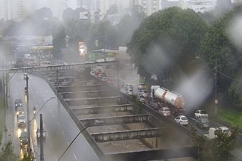 Chuva trava trânsito em Belo Horizonte na manhã desta quarta-feira Chuva trava trânsito em Belo Horizonte na manhã desta quarta-feira