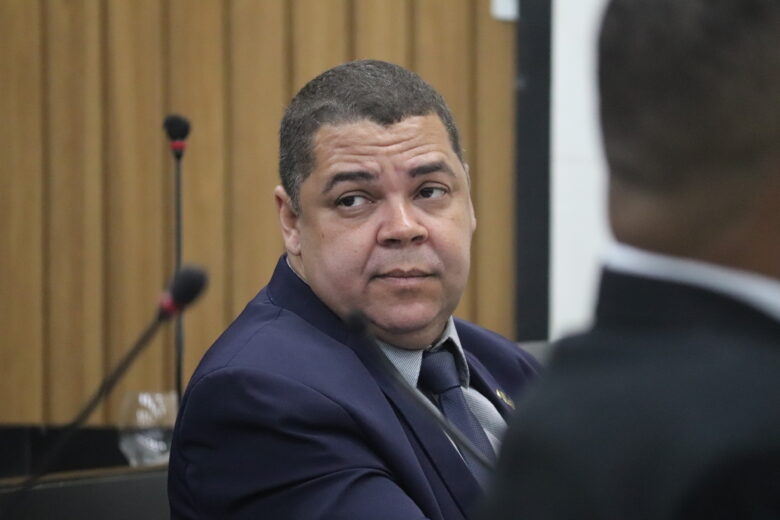 Câmara dá 20 dias para que Luiz Carlos apresente provas sobre denúncias realizadas; vereador pode ter mandato cassado Câmara dá 20 dias para que Luiz Carlos apresente provas sobre denúncias realizadas; vereador pode ter mandato cassado
