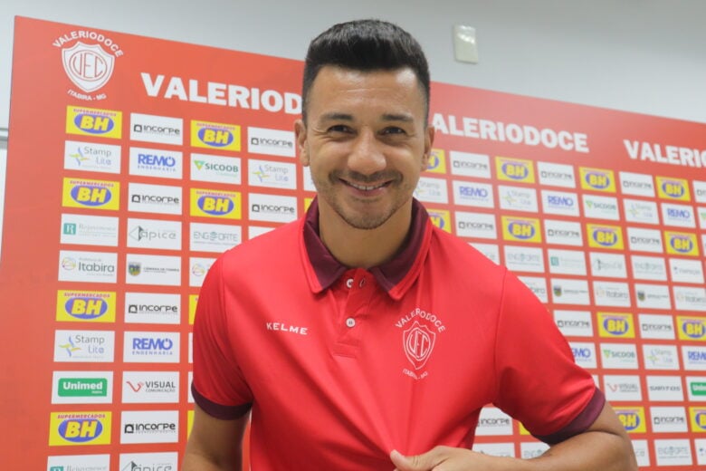 Renan Oliveira é apresentado no Valério e se emociona: “Sentimento muito diferente, que nunca senti em minha carreira” Renan Oliveira é apresentado no Valério e se emociona: “Sentimento muito diferente, que nunca senti em minha carreira”
