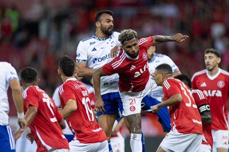 Com expulsão precoce, Cruzeiro perde de 3 a 0 no Beira-Rio Com expulsão precoce, Cruzeiro perde de 3 a 0 no Beira-Rio