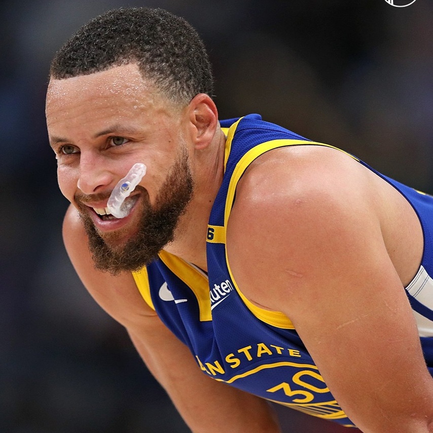 Curry faz 52 pontos, lidera vitória dos Warriors sobre Grizzlies e vive noite histórica na NBA