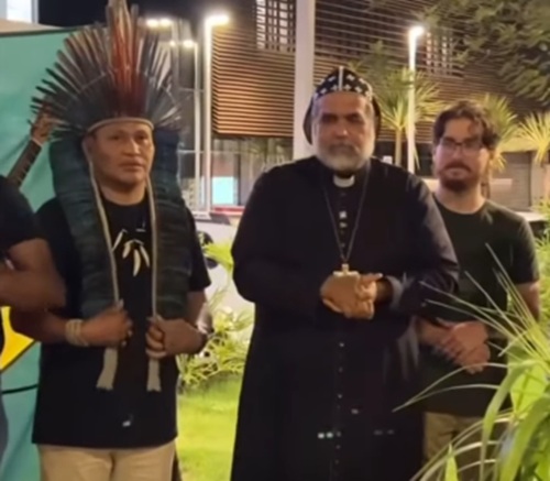 Padre Kelmon faz oração do lado de fora de hospital onde Bolsonaro está internado em Brasília