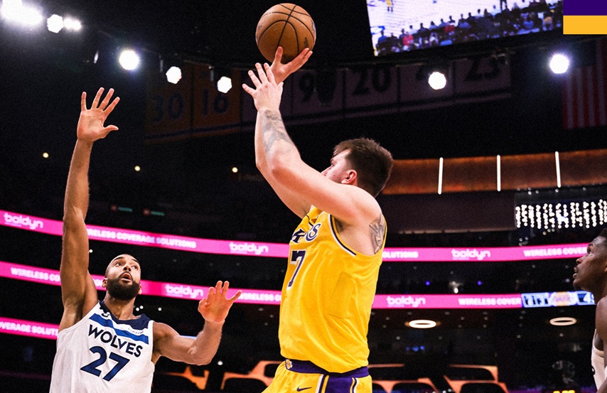 Doncic brilha e comanda Lakers em vitória sobre os Timberwolves nos playoffs da NBA