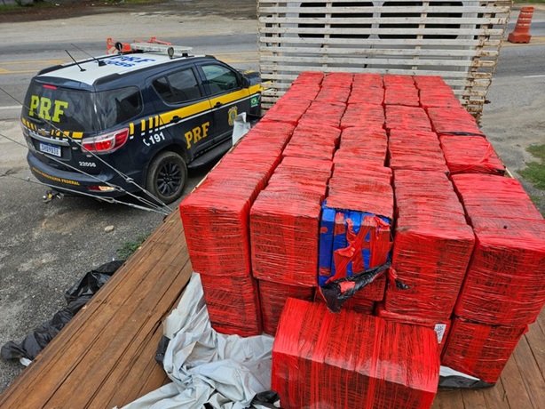 PRF apreende cerca de 1,7 tonelada de maconha na BR-381, em Jaguaraçu