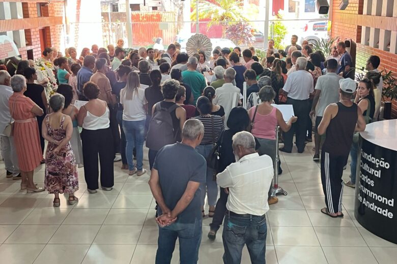Familiares e amigos se reúnem para prestar a última homenagem a Antônio Cunha