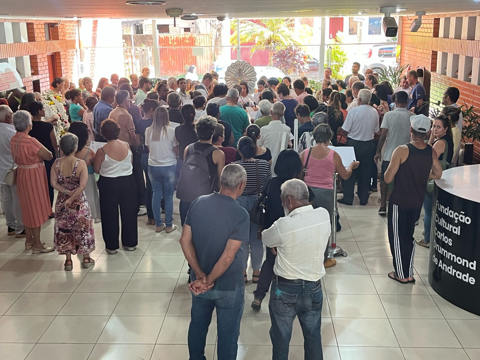 Familiares e amigos se reúnem para prestar a última homenagem a Antônio Cunha