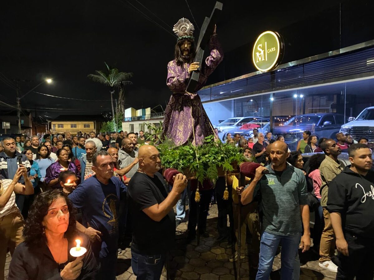 Católicos participam da procissão do Senhor dos Passos em Itabira