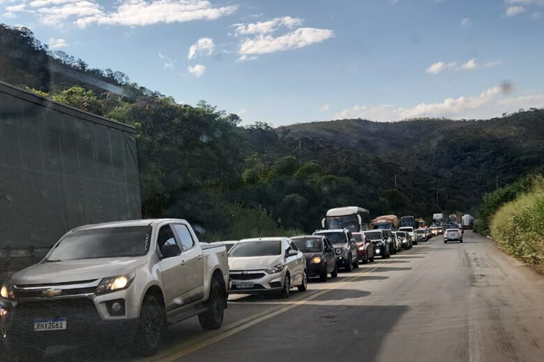 BR-381: trânsito segue complicado entre Caeté e Belo Horizonte BR-381: trânsito segue complicado entre Caeté e Belo Horizonte