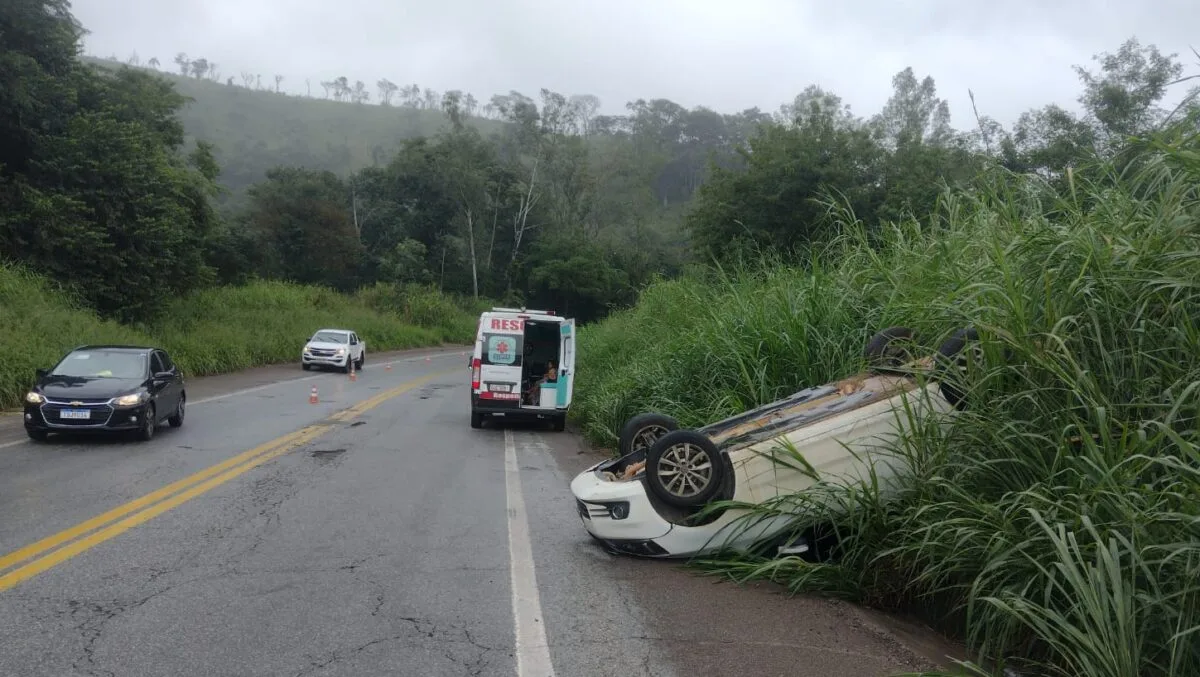 Susto na BR-381: motorista perde controle e carro capota com três crianças a bordo