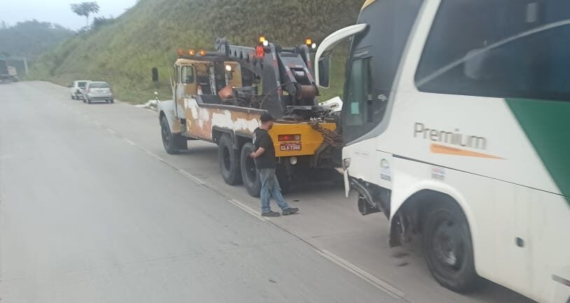 Ônibus da Gontijo bate em mureta em túnel na BR-381
