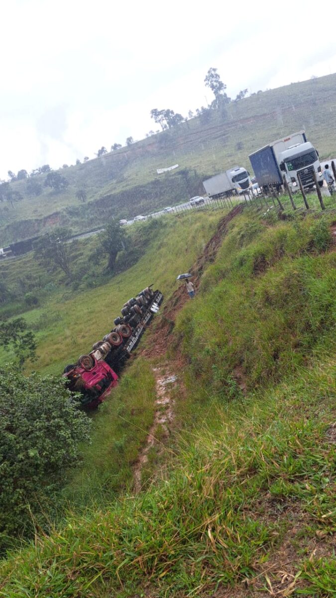 Carreta tomba na BR-381, em João Monlevade